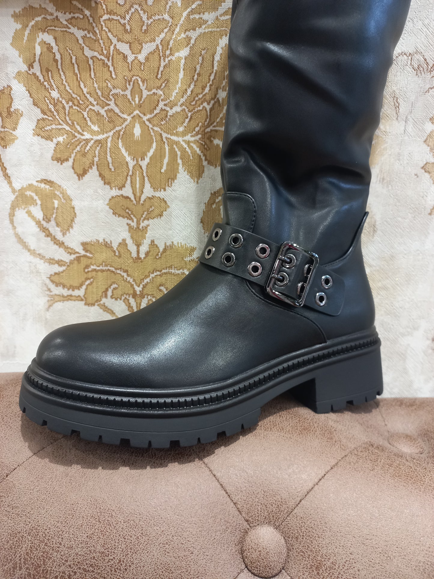 Bota plana caña alta