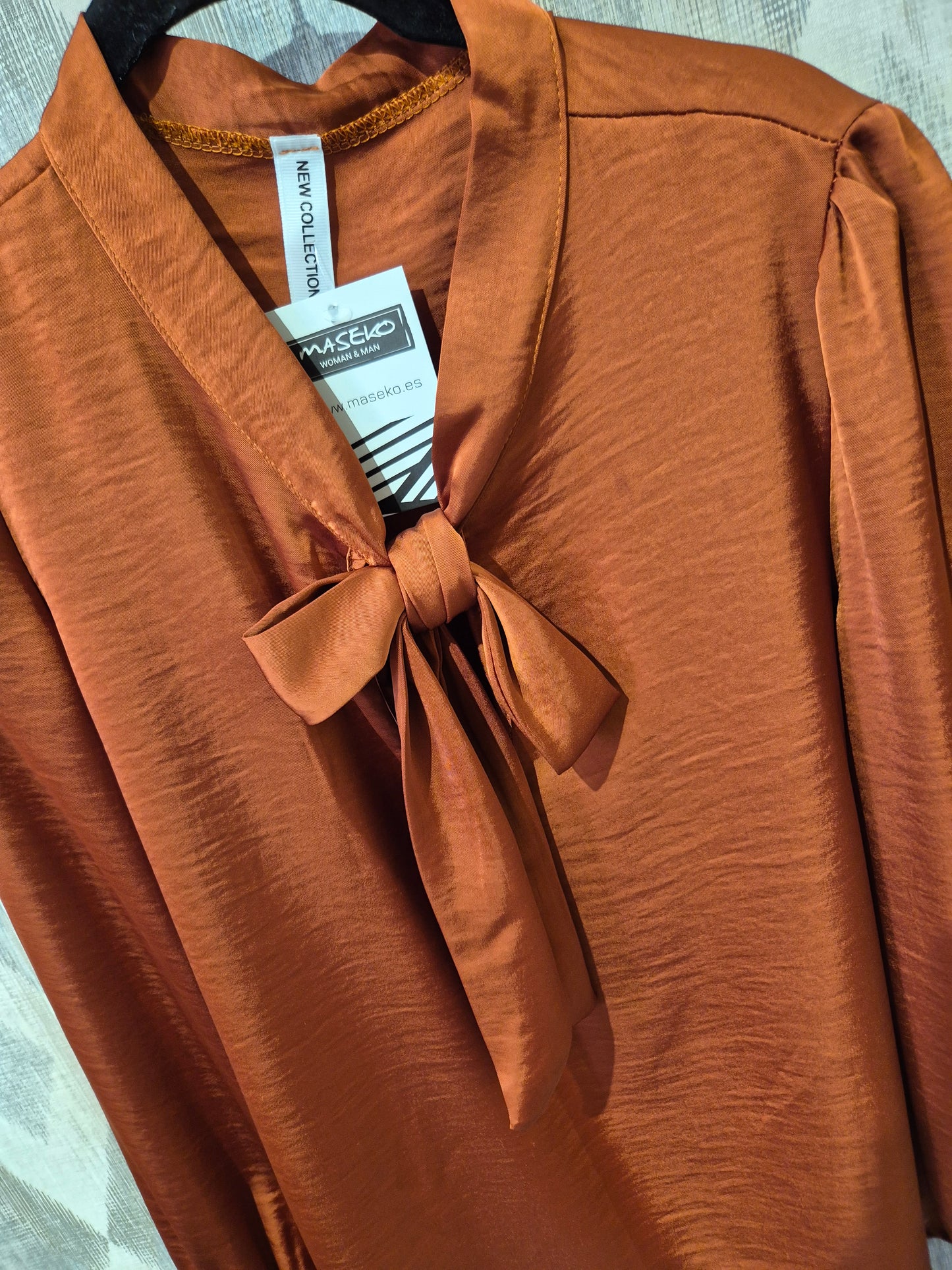 Blusa satén lazo